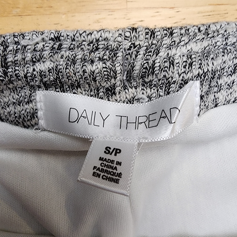 Daily Thread Skirt - Picture 3 of 3